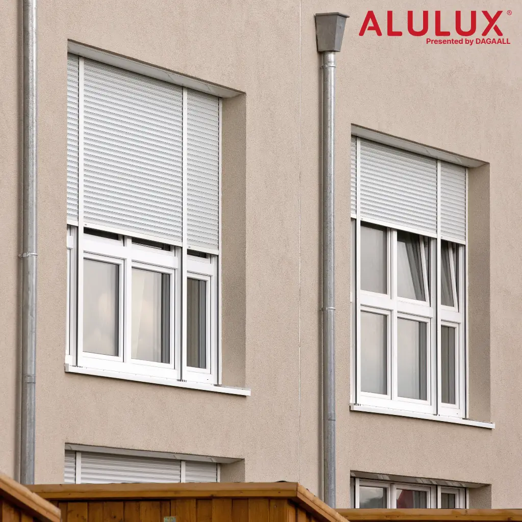 그녀의 공간을 ALULUX® 롤러셔터가 지키다.